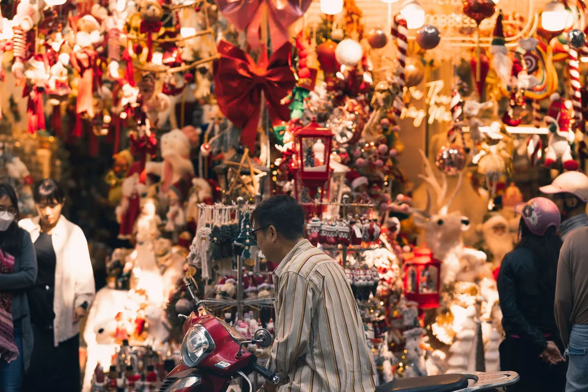 Managing Holiday Rush Queues at Retail Stores: A Seasonal Playbook